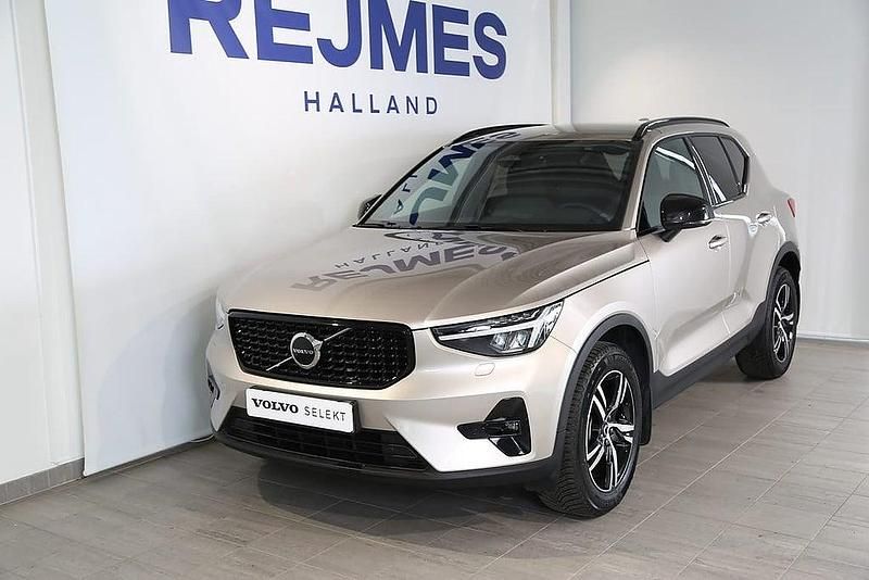 Ljusgrå Begagnad 2023 Volvo XC40 Plus SUV | 379 500 kr (Marknadspris) - Bild 1/4