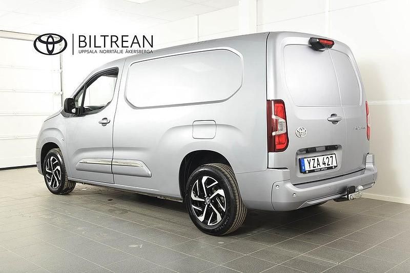 Begagnad Toyota Proace City City 131 HK (96 kW) 2024 Silver Minibuss