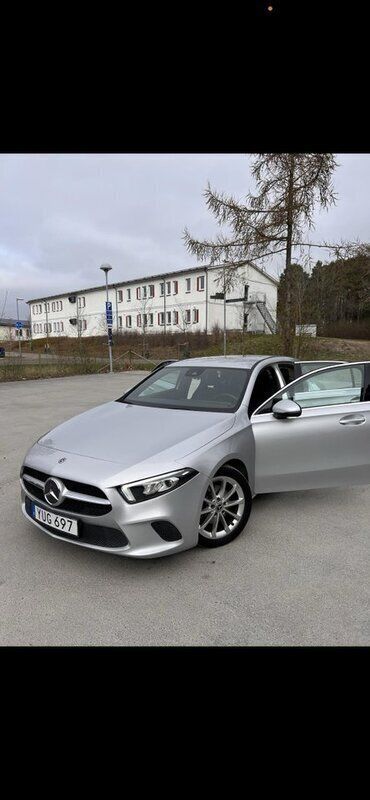 Silver Begagnad 2019 Mercedes A180 Halvkombi | 210 000 kr (Bra pris) - Bild 1/4