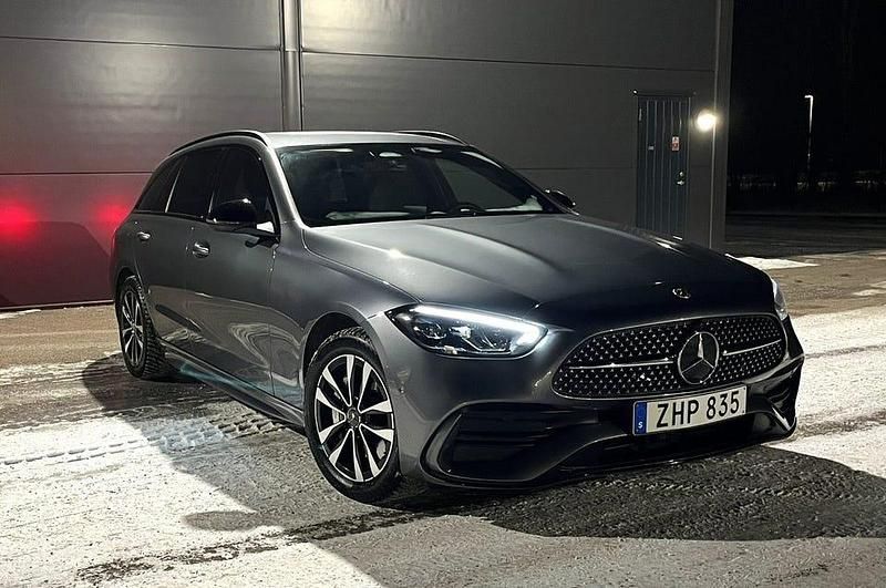 Grå Begagnad 2022 Mercedes C300 AMG Kombi | 435 000 kr - Bild 1/4
