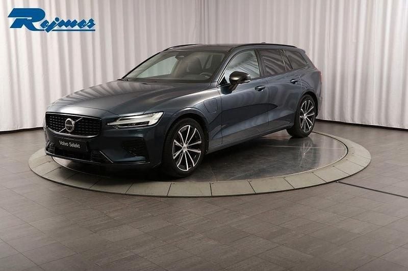 Mörkblå Begagnad 2022 Volvo V60 Plus Kombi | 449 900 kr (Marknadspris) - Bild 1/4