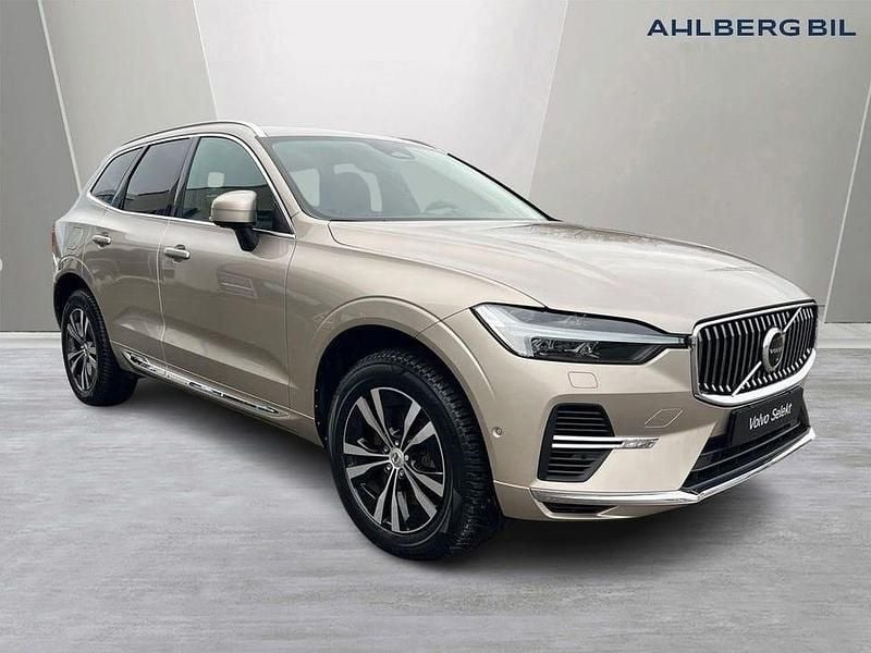 Grå Begagnad 2023 Volvo XC60 Core SUV | 409 500 kr (Marknadspris) - Bild 1/4