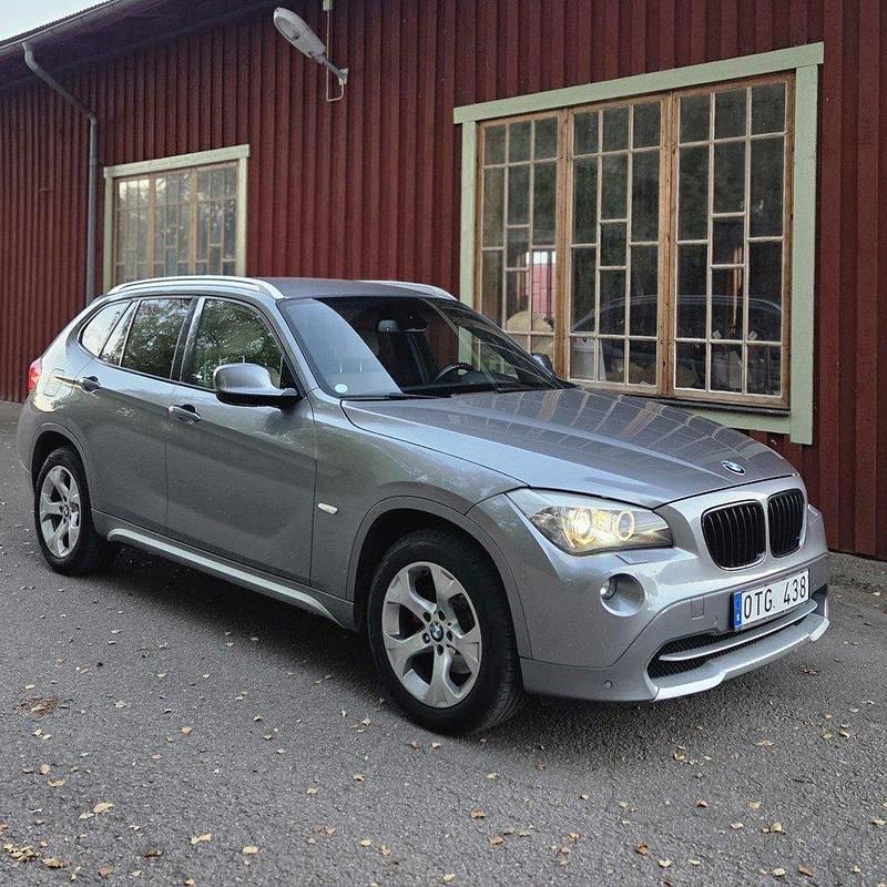Grå Begagnad 2010 BMW X1 SUV | 85 000 kr (Marknadspris) - Bild 1/4