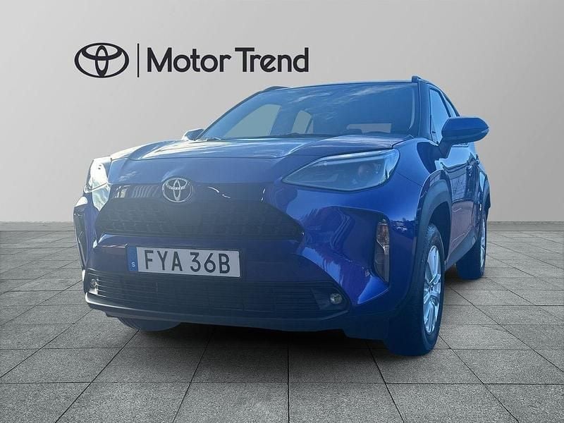 Mörkblå (blå) Begagnad 2024 Toyota Yaris Hybrid Active SUV | 279 900 kr (Dyr) - Bild 1/4