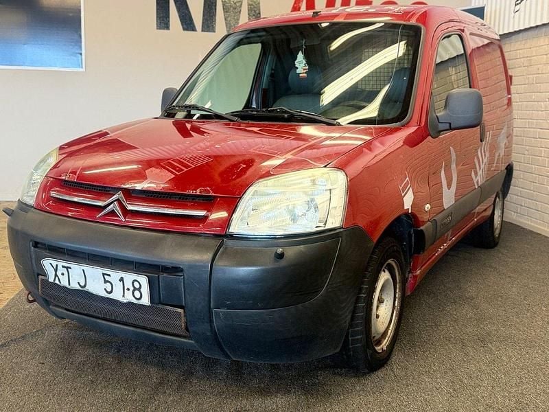 Mörkröd (röd) Begagnad 2006 Citroën Berlingo Minibuss | 19 900 kr (Superpris) - Bild 1/4