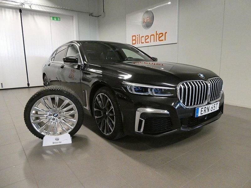 Svart Begagnad 2020 BMW 745 M Sport Sedan | 669 900 kr - Bild 1/3