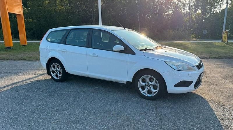 Vit Begagnad 2008 Ford Focus Trend Kombi | 19 800 kr - Bild 1/4