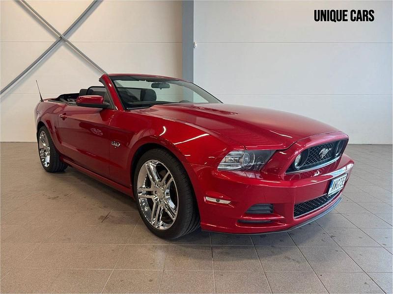 Röd Begagnad 2013 Ford Mustang GT Convertible Cab | 329 900 kr (Lite dyr) - Bild 1/4