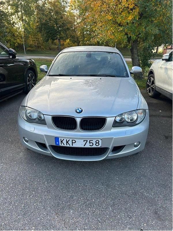 Grå Begagnad 2008 BMW 120 Advantage Halvkombi | 89 000 kr (Marknadspris) - Bild 1/3