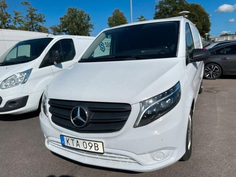 Vit Begagnad 2023 Mercedes Vito Minibuss | 409 000 kr (Marknadspris) - Bild 1/2