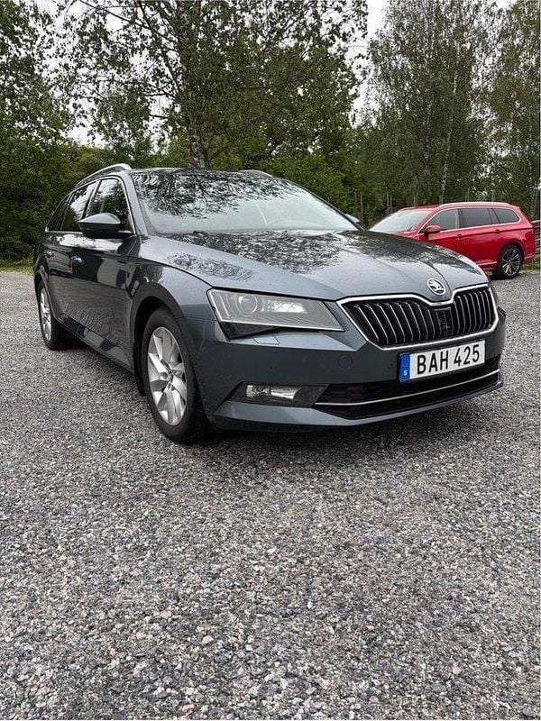 Grå Begagnad 2018 Skoda Superb Business Line Kombi | 170 000 kr (Bra pris) - Bild 1/4