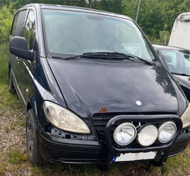 Svart Begagnad 2004 Mercedes Vito Minibuss | 6 000 kr (Superpris) - Bild 1/4