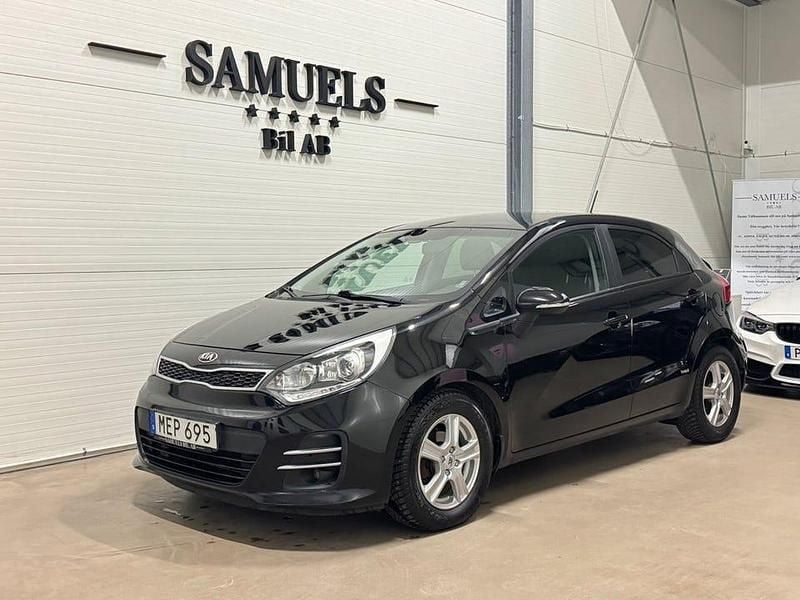 Svart Begagnad 2015 Kia Rio Halvkombi | 84 900 kr (Marknadspris) - Bild 1/4