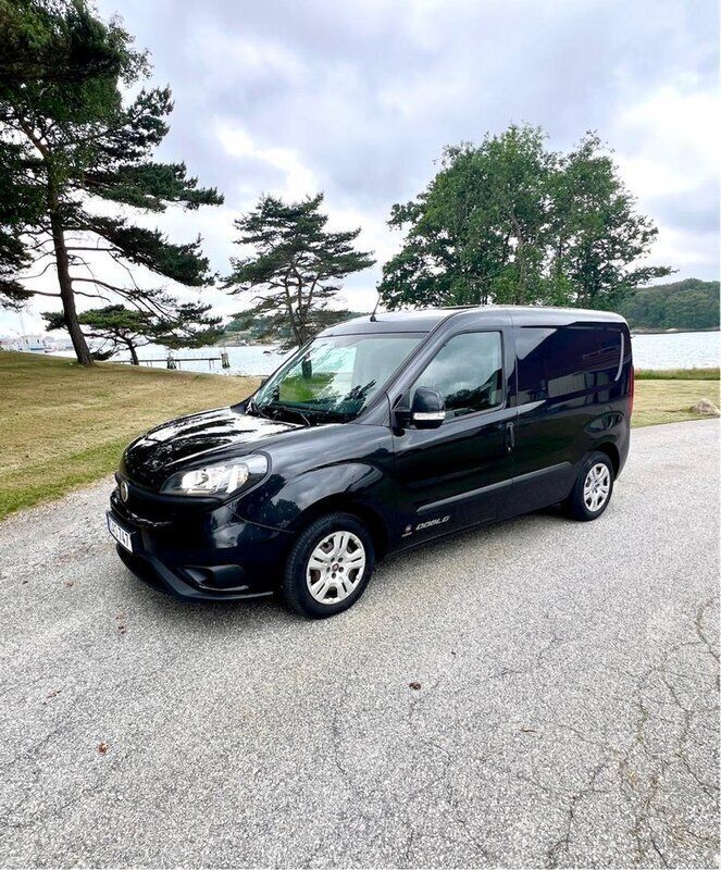 Svart Begagnad 2018 Fiat Doblò Minibuss | 67 000 kr (Superpris) - Bild 1/4