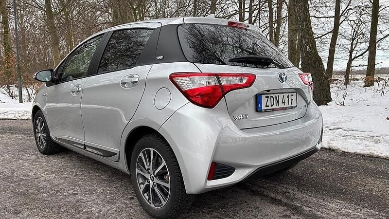 Begagnad Toyota Yaris Hybrid 101 HK (74 kW) 2019 Silver Halvkombi