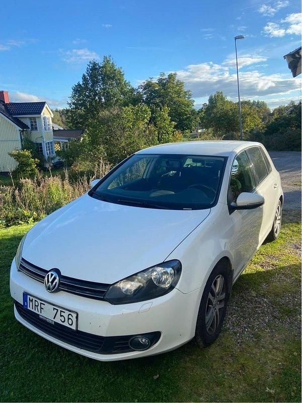 Vit Begagnad 2011 VW Golf VI Halvkombi | 30 000 kr - Bild 1/4