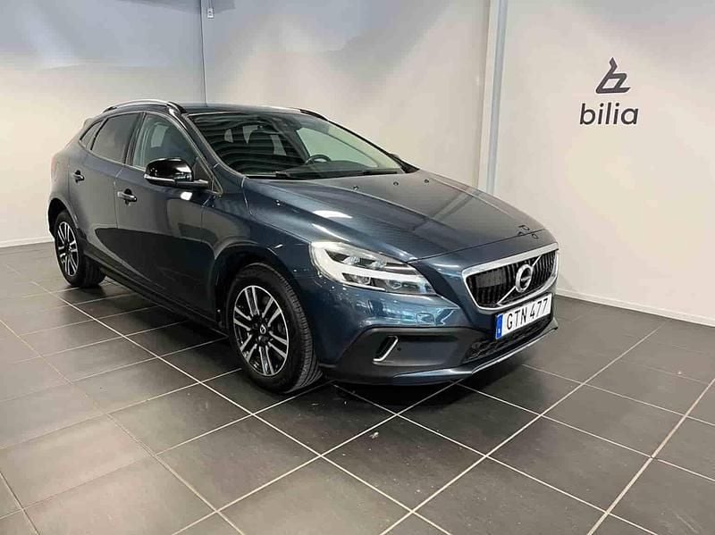 Blå Begagnad 2019 Volvo V40 CC Kombi | 154 900 kr (Marknadspris) - Bild 1/1