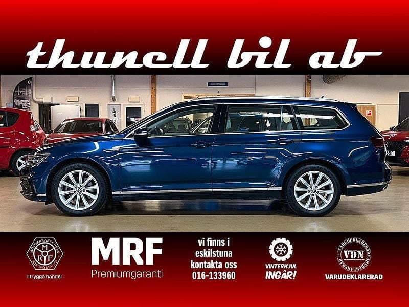 Blå Begagnad 2022 VW Passat GTE Kombi | 284 500 kr (Marknadspris) - Bild 1/4