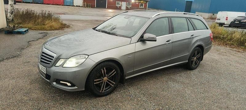 Grå Begagnad 2010 Mercedes E200 Avantgarde Kombi | 69 900 kr (Marknadspris) - Bild 1/4