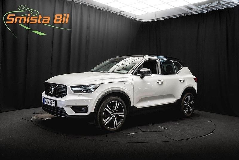 Vit Begagnad 2020 Volvo XC40 R-Design SUV | 299 600 kr (Marknadspris) - Bild 1/3