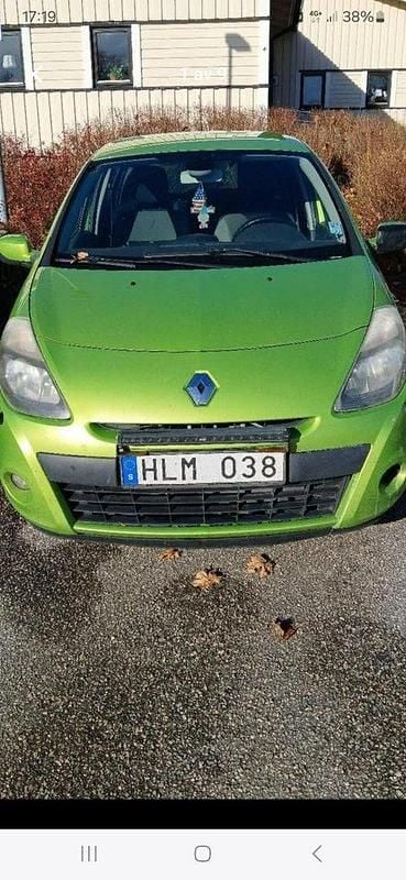 Grön Begagnad 2011 Renault Clio R.S. Halvkombi | 6 000 kr (Superpris) - Bild 1/4
