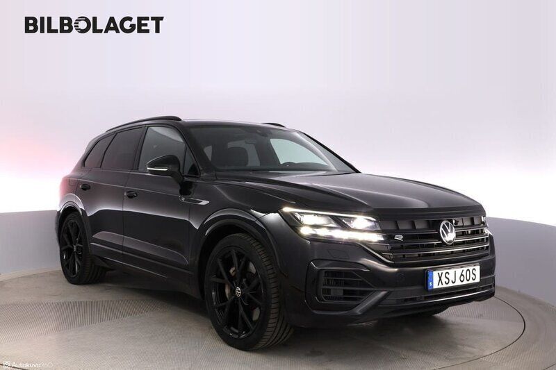 Svart Begagnad 2020 VW Touareg R SUV | 639 000 kr (Marknadspris) - Bild 1/4