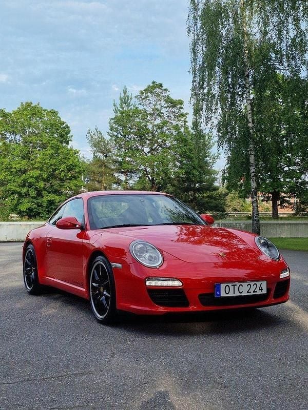 Röd Begagnad 2010 Porsche 911 Carrera S Sport Sportkupé | 750 000 kr (Marknadspris) - Bild 1/4
