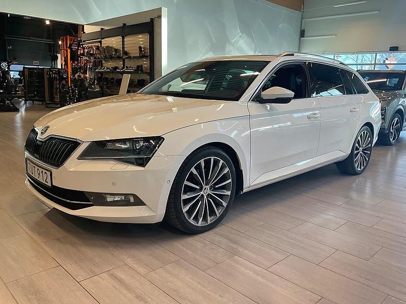 Vit Begagnad 2018 Skoda Superb Business Line Kombi | 248 000 kr (Dyr) - Bild 1/4