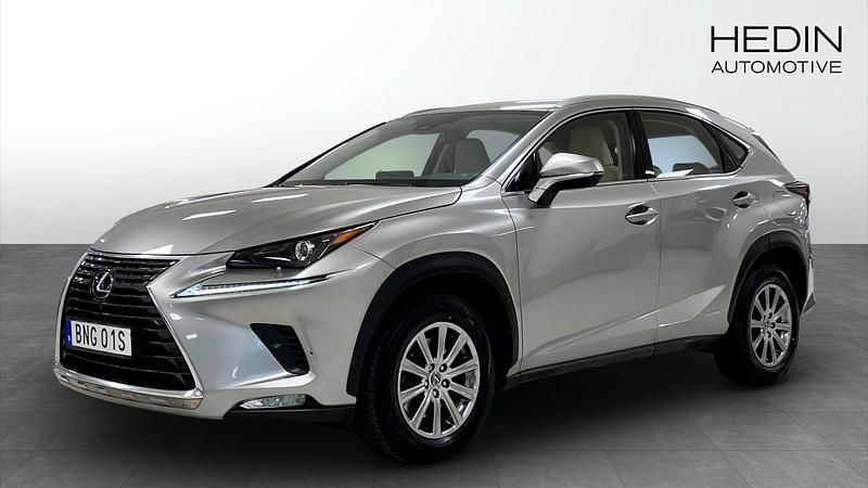 Ljusgrå (grey) Begagnad 2020 Lexus NX300h Business Edition SUV | 329 900 kr (Marknadspris) - Bild 1/4