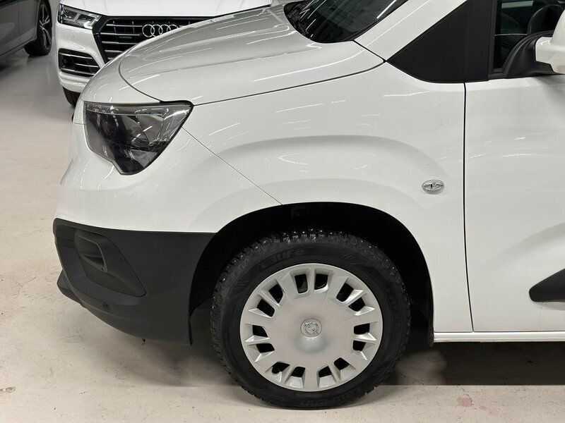 Begagnad Opel Combo 101 HK (74 kW) 2021 Vit Minibuss