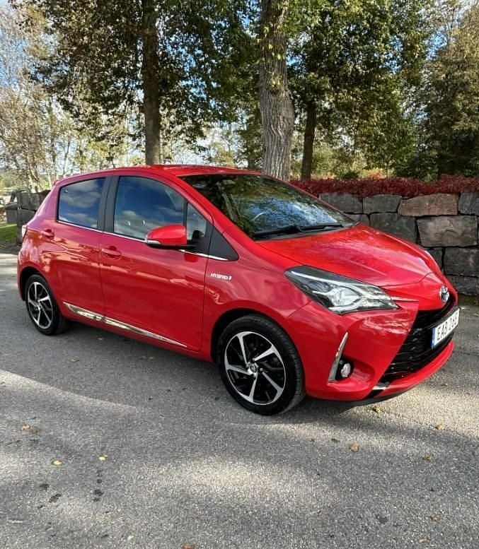 Röd Begagnad 2019 Toyota Yaris Hybrid Comfort Halvkombi | 154 900 kr (Bra pris) - Bild 1/4