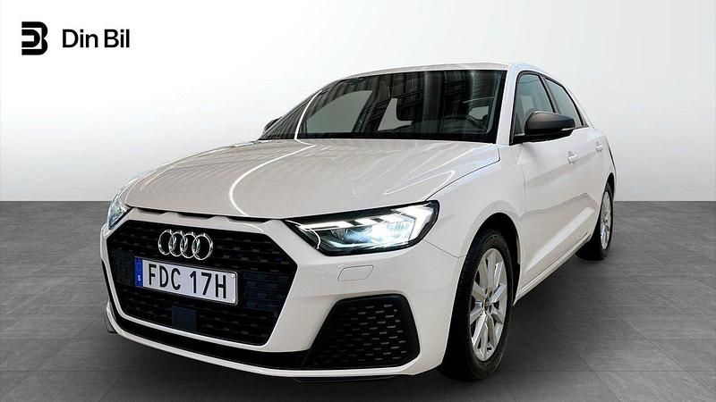 Cortinavit Begagnad 2022 Audi A1 Sportback Proline Halvkombi | 219 000 kr (Marknadspris) - Bild 1/4