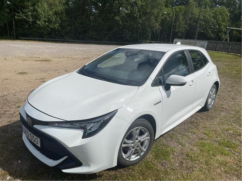 Vit Begagnad 2020 Toyota Corolla Hybrid Halvkombi | 170 000 kr (Superpris) - Bild 1/4