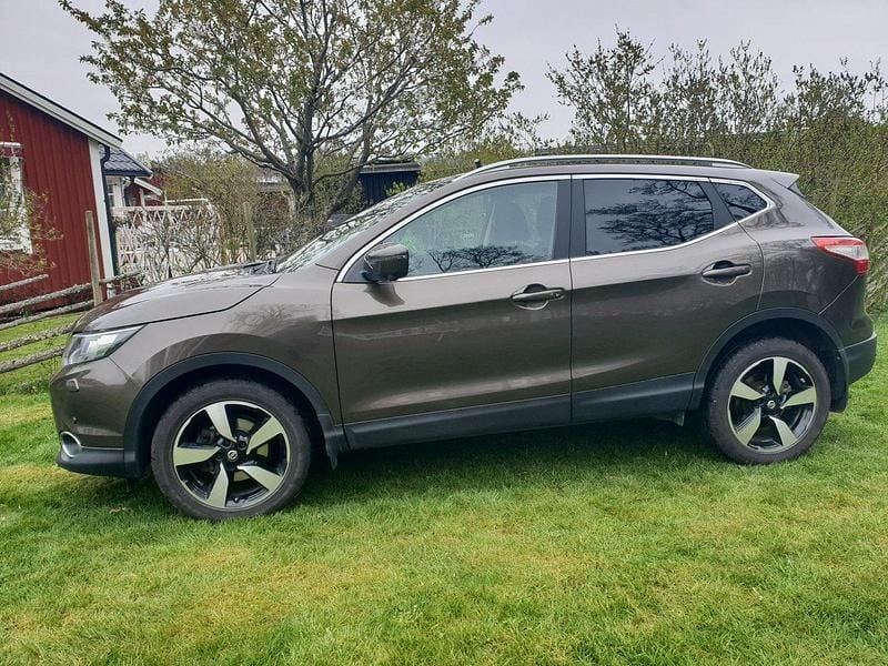 Brun Begagnad 2016 Nissan Qashqai SUV | 145 000 kr (Marknadspris) - Bild 1/4