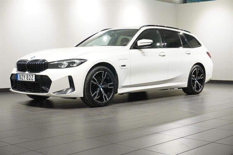Vit Begagnad 2022 BMW 330e M Sport Kombi | 449 500 kr - Bild 1/4