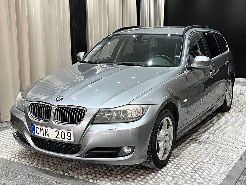 Grå Begagnad 2010 BMW 320 Comfort Edition Kombi | 74 900 kr (Marknadspris) - Bild 1/4