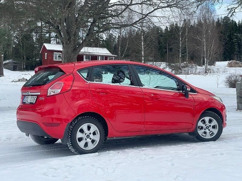 Begagnad Ford Fiesta 101 HK (74 kW) 2014 Röd Halvkombi