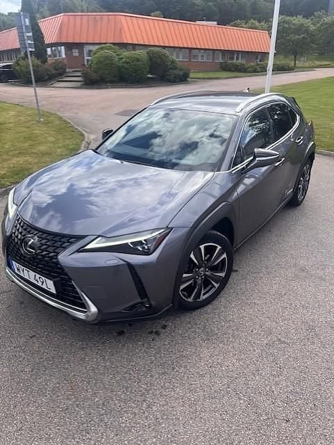 Grå Begagnad 2021 Lexus UX 250h E-FOUR SUV | 280 000 kr (Bra pris) - Bild 1/4