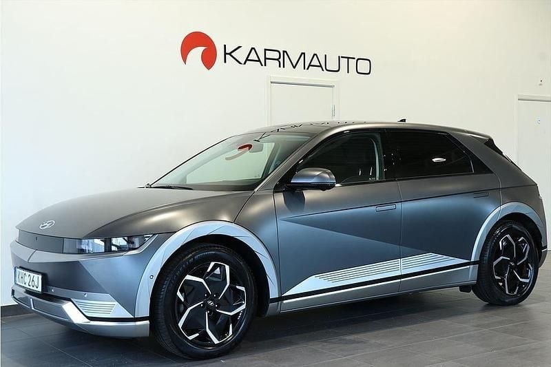 Grå Begagnad 2023 Hyundai Ioniq 5 Advanced SUV | 468 800 kr (Marknadspris) - Bild 1/4