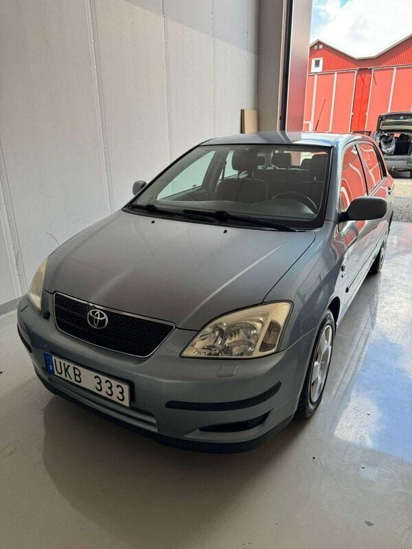 Blå Begagnad 2003 Toyota Corolla Halvkombi | 60 000 kr (Marknadspris) - Bild 1/4