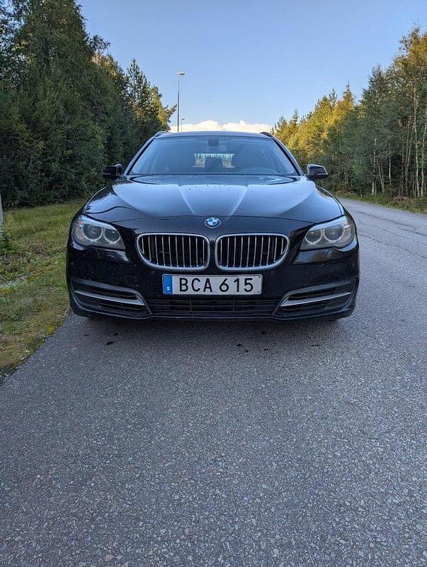 Svart Begagnad 2015 BMW 520 Kombi | 93 000 kr (Superpris) - Bild 1/4
