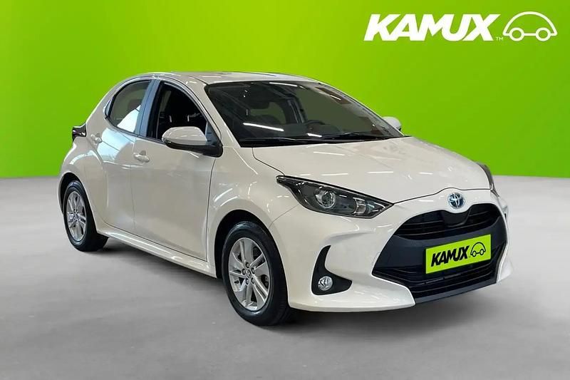 Vit Begagnad 2023 Toyota Yaris Hybrid Active Halvkombi | 219 700 kr (Bra pris) - Bild 1/3