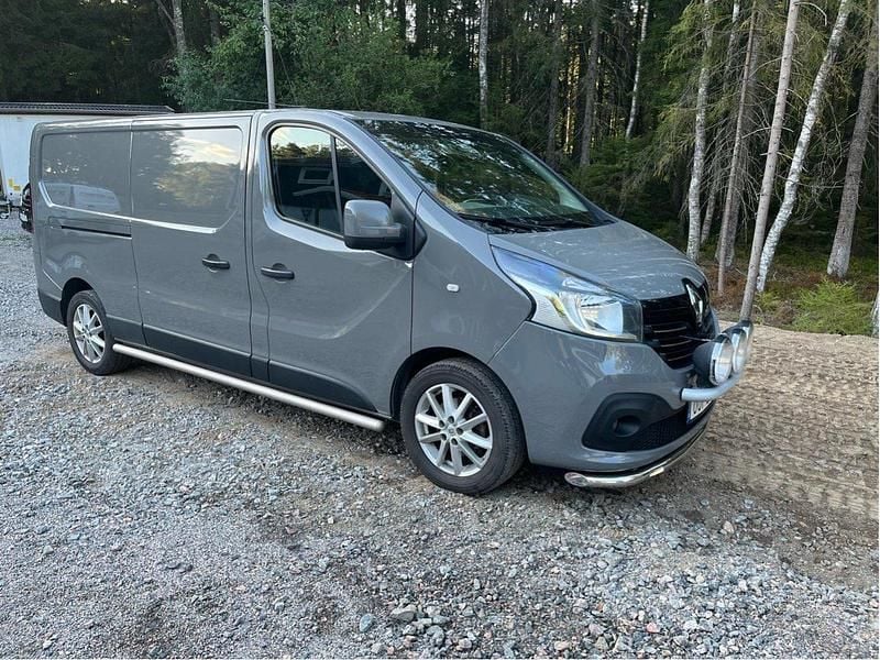 Grå Begagnad 2015 Renault Trafic Van | 114 000 kr (Lite dyr) - Bild 1/4