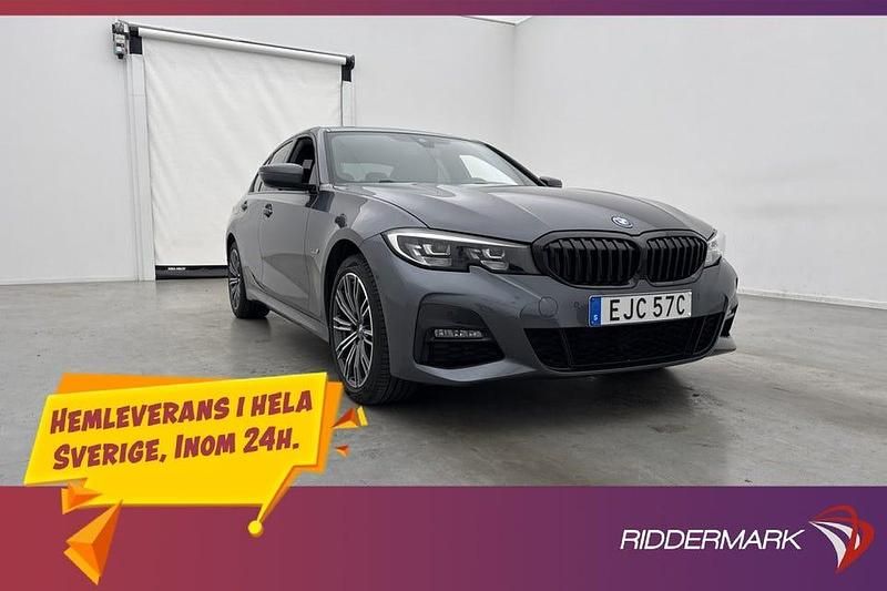 Grå Begagnad 2022 BMW 330 M Sport Sedan | 349 700 kr - Bild 1/4