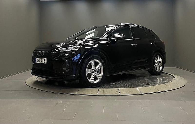 Svart Begagnad 2023 Audi Q4 e-tron Comfort SUV | 489 000 kr (Dyr) - Bild 1/4