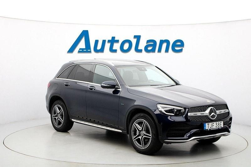 Cavansitblå metalliclack Begagnad 2021 Mercedes GLC300e AMG SUV | 419 900 kr (Marknadspris) - Bild 1/3