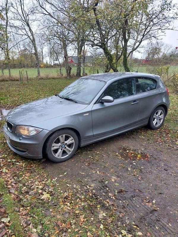 Grå Begagnad 2009 BMW 118 Advantage Halvkombi | 29 000 kr (Marknadspris) - Bild 1/1