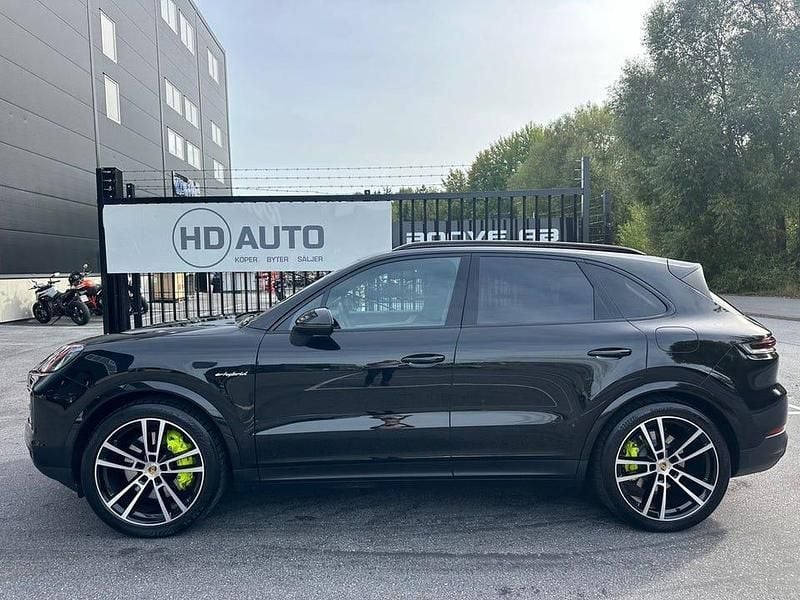 Svart metallic Begagnad 2024 Porsche Cayenne SUV | 1 349 000 kr - Bild 1/4