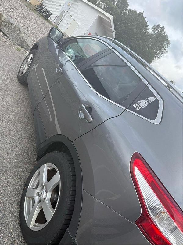 Grå Begagnad 2015 Nissan Qashqai SUV | 125 000 kr (Marknadspris) - Bild 1/4