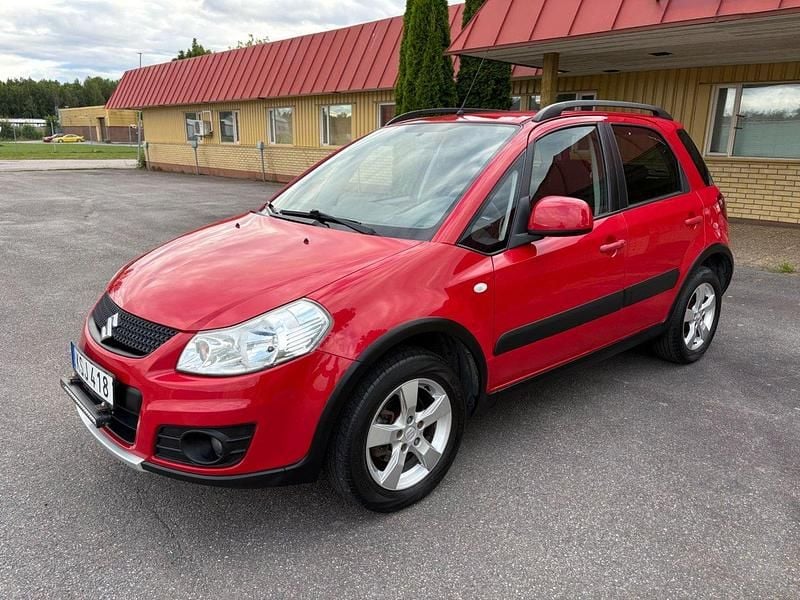 Röd Begagnad 2010 Suzuki SX4 Halvkombi | 59 900 kr (Marknadspris) - Bild 1/4